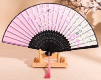 Vifte: Sød trævifte i pink/mintblå med sort skaft og kvast